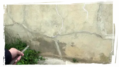 mur pisé consolidé par des étais